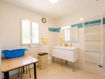 Plan de l'établissement Maison récente avec terrasse et équipements pour enfants en Dordogne - FR-1-616-334