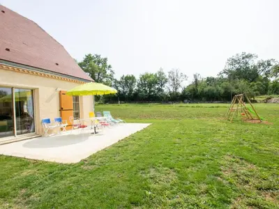Jardin de l'établissement Maison récente avec terrasse et équipements pour enfants en Dordogne - FR-1-616-334