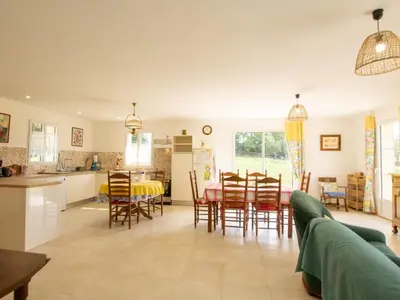 Cuisine ou kitchenette dans l'établissement Maison récente avec terrasse et équipements pour enfants en Dordogne - FR-1-616-334