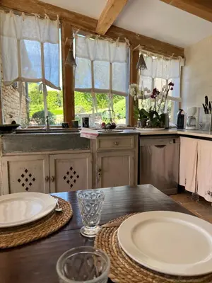 Cuisine ou kitchenette dans l'établissement Les Maisons d'Antan 5 étoiles
