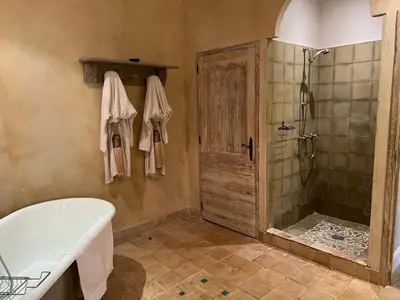 Salle de bains dans l'établissement Les Maisons d'Antan 5 étoiles