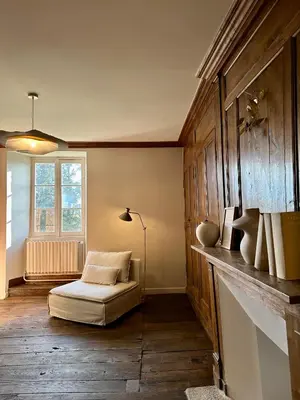 Coin salon dans l'établissement Le Château de Saint-Angel, Le Manoir du Rigouneix, 5 minutes A89, nature, calme, sauna
