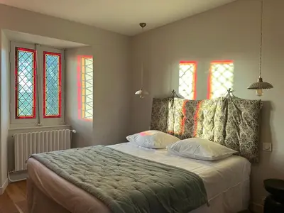 Un ou plusieurs lits dans un hébergement de l'établissement Le Château de Saint-Angel, Le Manoir du Rigouneix, 5 minutes A89, nature, calme, sauna