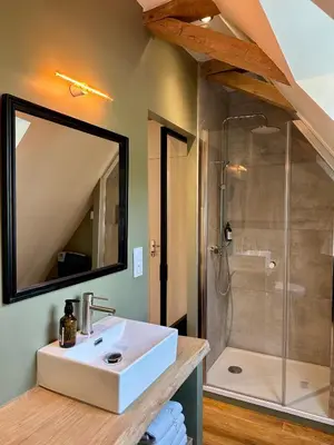 Salle de bains dans l'établissement Le Château de Saint-Angel, Le Manoir du Rigouneix, 5 minutes A89, nature, calme, sauna