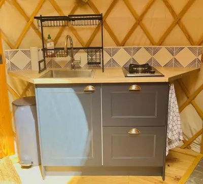 Cuisine ou kitchenette dans l'établissement Aux Étangs de Jourgnac - Yourte