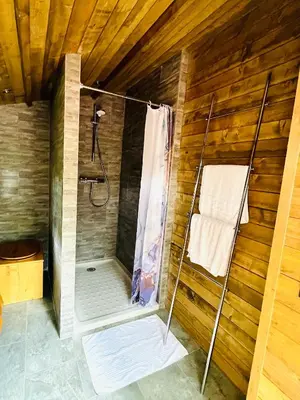 Salle de bains dans l'établissement Aux Étangs de Jourgnac - Yourte