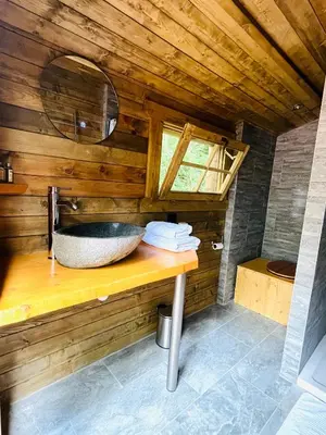 Salle de bains dans l'établissement Aux Étangs de Jourgnac - Yourte