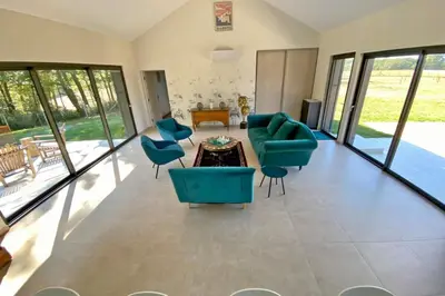 Coin salon dans l'établissement Le Cottage proche du Golf