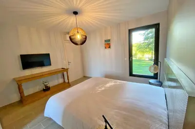 Télévision ou salle de divertissement dans l'établissement Le Cottage proche du Golf
