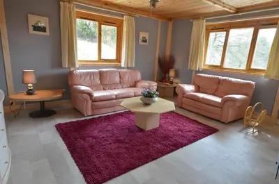 Coin salon dans l'établissement Woodlands Cottage with Hot Tub