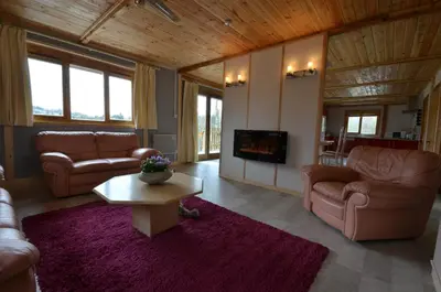 Coin salon dans l'établissement Woodlands Cottage with Hot Tub