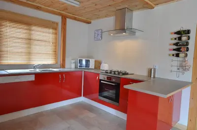 Cuisine ou kitchenette dans l'établissement Woodlands Cottage with Hot Tub