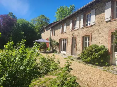 Jardin de l'établissement La Longère du cheval noir chambre d'hôtes référence et table d'hôtes, en pleine nature, proche d'une cité médièvale, parking couvert securisé