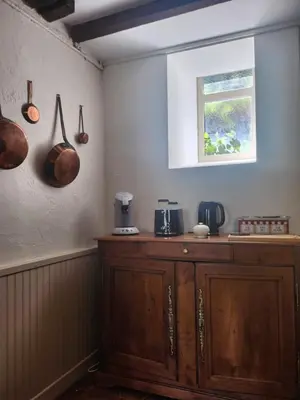 Cuisine ou kitchenette dans l'établissement La Longère du cheval noir chambre d'hôtes référence et table d'hôtes, en pleine nature, proche d'une cité médièvale, parking couvert securisé