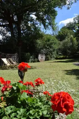 Jardin de l'établissement Romantique, avec son petit étang privé en Dordogne