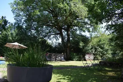 Jardin de l'établissement Romantique, avec son petit étang privé en Dordogne