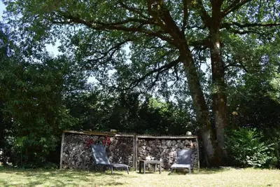 Jardin de l'établissement Romantique, avec son petit étang privé en Dordogne
