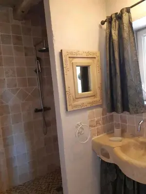 Salle de bains dans l'établissement Chez Sylvie