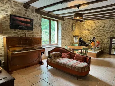 Coin salon dans l'établissement Moulin du pont rouge