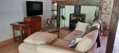 Télévision ou salle de divertissement dans l'établissement Moulin du pont rouge