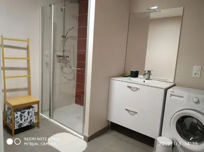 Salle de bains dans l'établissement Grand T2 récent, confort 4*, vue superbe.