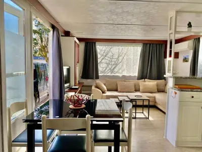 Coin salon dans l'établissement Mobile Home Auvergne