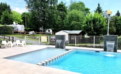 Piscine de l'établissement Mobile Home Auvergne ou située à proximité
