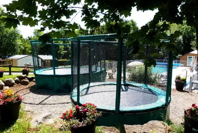 Piscine de l'établissement Mobile Home Auvergne ou située à proximité