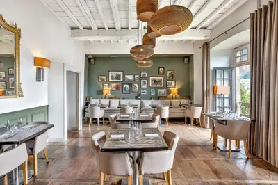 Coin salon dans l'établissement Hôtel Joyet de Maubec