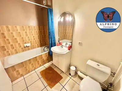 Salle de bains dans l'établissement Le Clémenceau fonctionnel et tout équipé