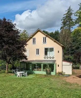 Jardin de l'établissement Maison des années 30 - Vic-Sur-Cère - 15 personnes