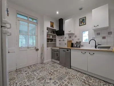 Cuisine ou kitchenette dans l'établissement Maison des années 30 - Vic-Sur-Cère - 15 personnes