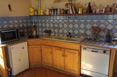 Cuisine ou kitchenette dans l'établissement La Maison au Perroquet village typique en pierre