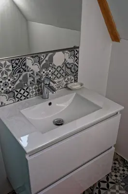 Salle de bains dans l'établissement La Maison au Perroquet village typique en pierre