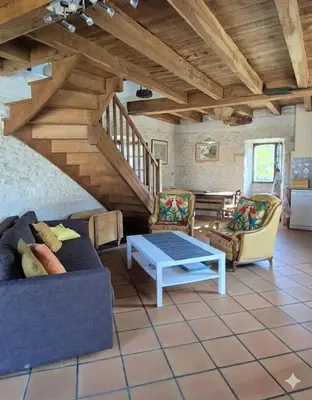 Coin salon dans l'établissement La Maison au Perroquet village typique en pierre