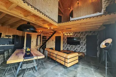 Télévision ou salle de divertissement dans l'établissement La Flèche 2 - Chalet Standing - Jacuzzi Privatif