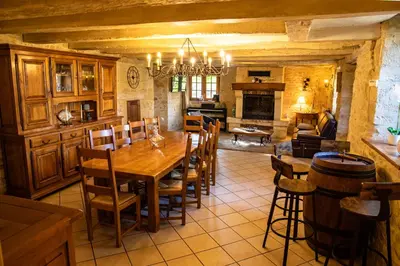 Coin salon dans l'établissement Gite la vigne 4 à 10 personnes Domaine Saint Raphaël