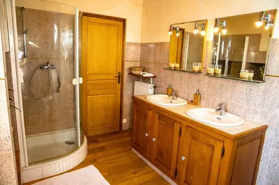 Salle de bains dans l'établissement Gite la vigne 4 à 10 personnes Domaine Saint Raphaël