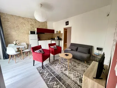 Coin salon dans l'établissement Le Clos des Baleines RDC avec jardin et 1 place de parking privée dans un garage