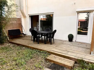 Jardin de l'établissement Le Clos des Baleines RDC avec jardin et 1 place de parking privée dans un garage
