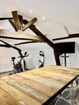 Télévision ou salle de divertissement dans l'établissement Studio 2 - Cinéma Sport Parking - DABNB