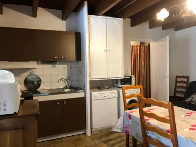 Cuisine ou kitchenette dans l'établissement SUPER LIORAN LA MAISONETTE à 5 km de la station