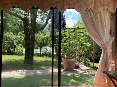 Jardin de l'établissement Maison en pierre dans la forêt - piscine & calme