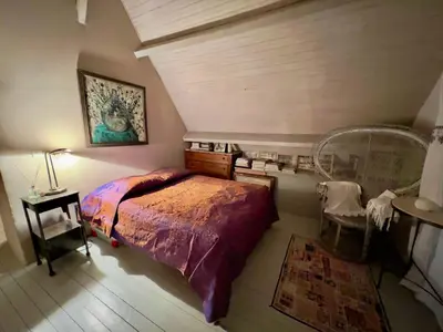 Un ou plusieurs lits dans un hébergement de l'établissement Maison en pierre dans la forêt - piscine & calme