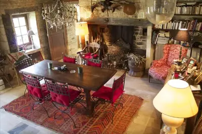 Coin salon dans l'établissement Maison en pierre dans la forêt - piscine & calme