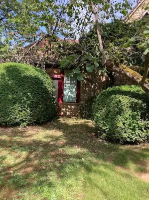 Jardin de l'établissement Maison en pierre dans la forêt - piscine & calme