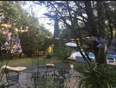 Jardin de l'établissement Maison en pierre dans la forêt - piscine & calme