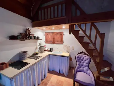 Cuisine ou kitchenette dans l'établissement Maison en pierre dans la forêt - piscine & calme