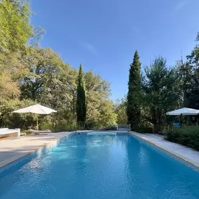 Maison en pierre dans la forêt - piscine & calme