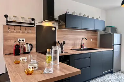 Cuisine ou kitchenette dans l'établissement Maison 6 personnes - Spa privé Jardin Pétanque - Proche gare Brive